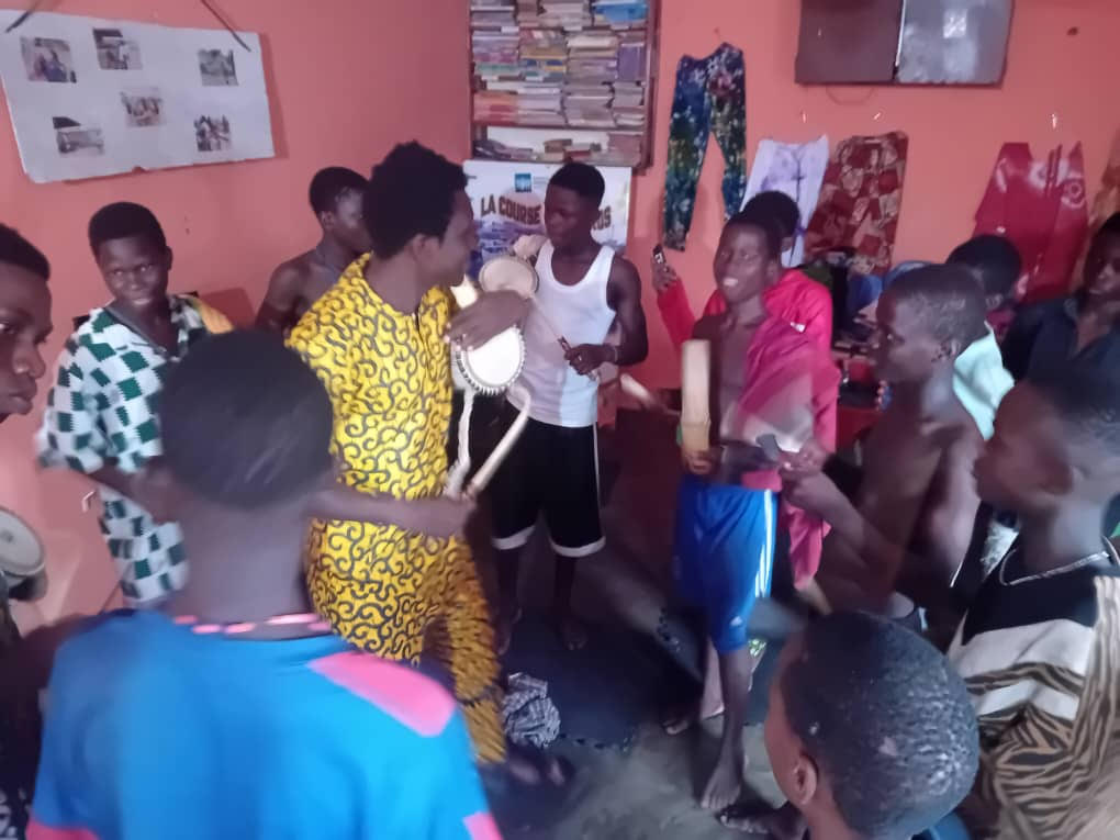 Séance de musique avec Sam de Bord au foyer Sonagnon — Cotonou